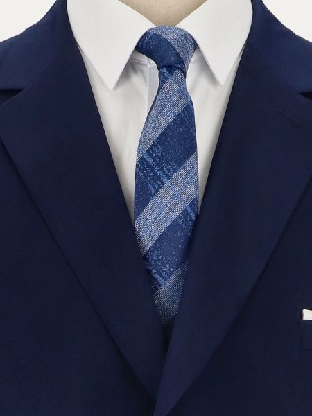 Niebieski klasyczny garnitur dla bardziej rozbudowanej sylwetki Colin B